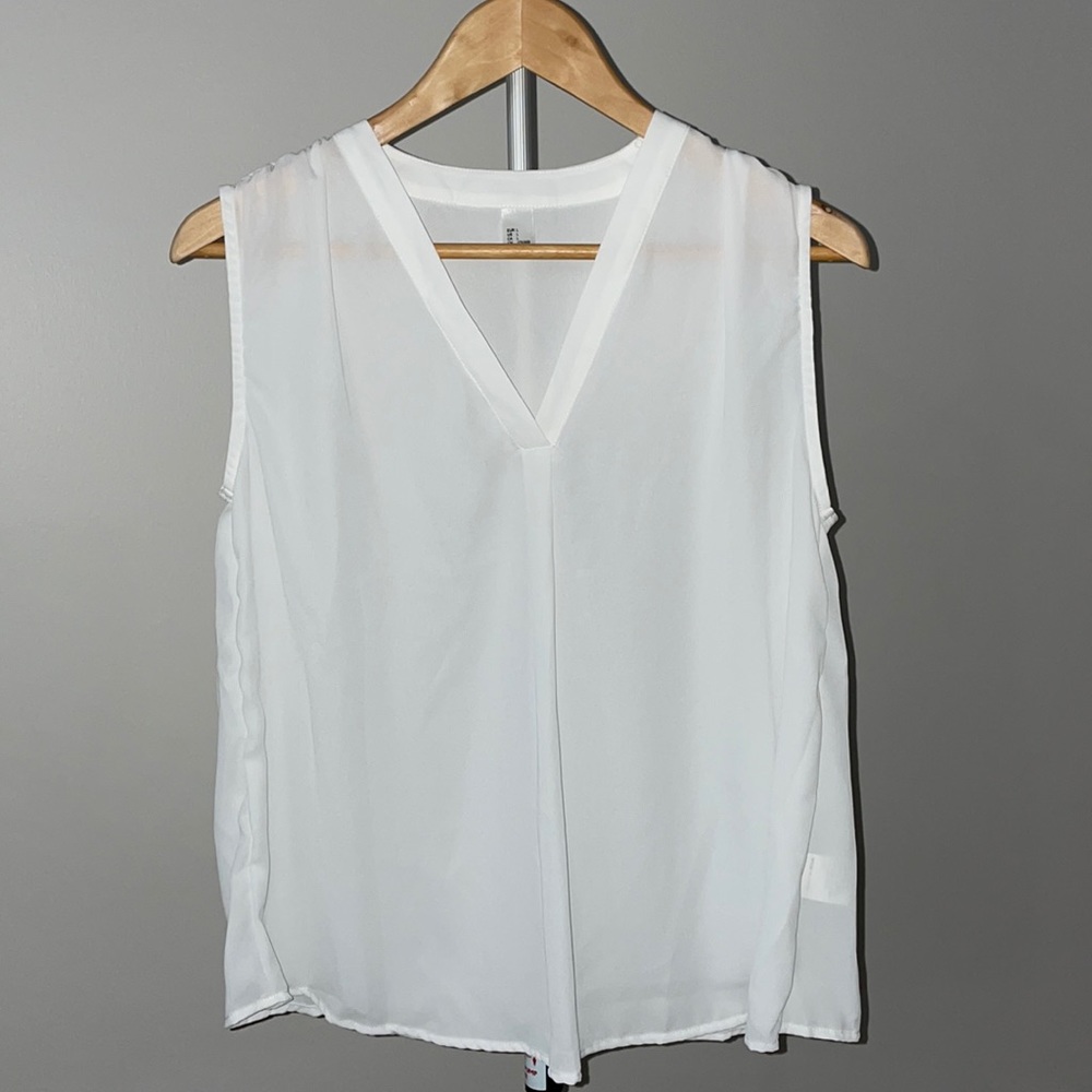 SweatyRocks White Sleeveless V-Neck Blouse Size L